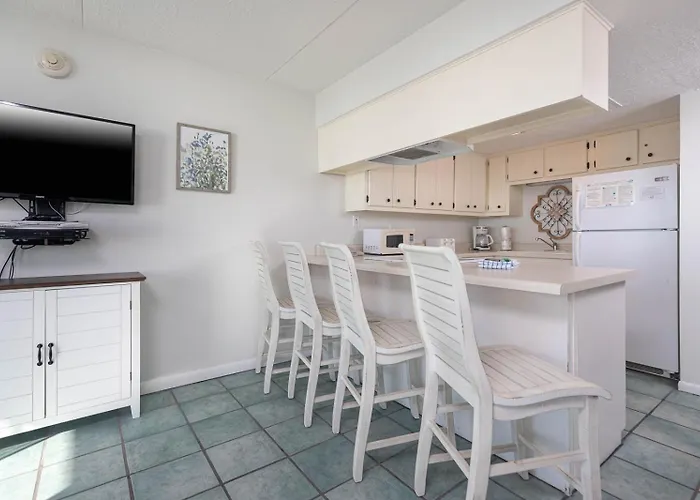 Apartment Island Winds East 706 *