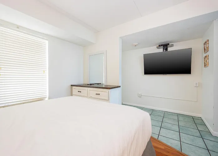 Apartment Island Winds East 706